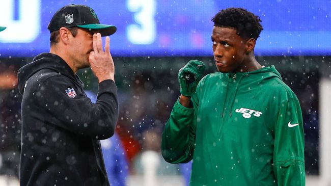 aaron rodgers and sauce gardner in the rain