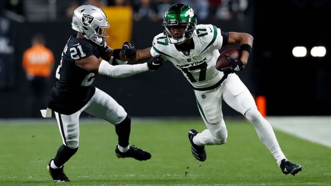 garrett wilson making a catch against the raiders