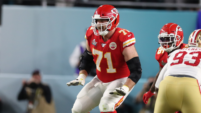 Mitchell Schwartz of the Chiefs readies to block