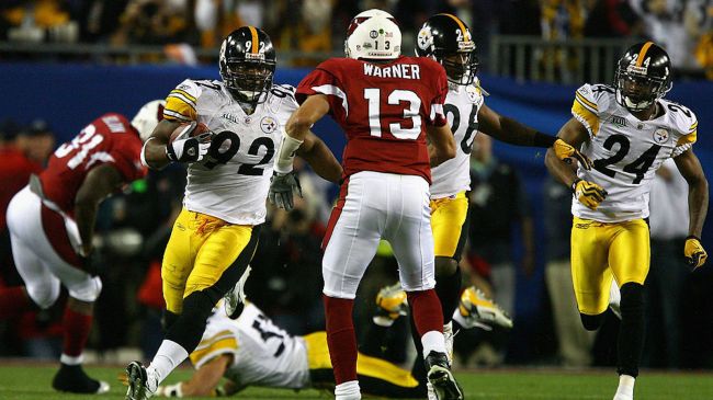 kurt warner attempting to tackle james harrison in the super bowl