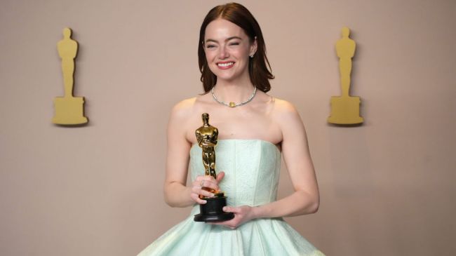 emma stone holding an oscar award