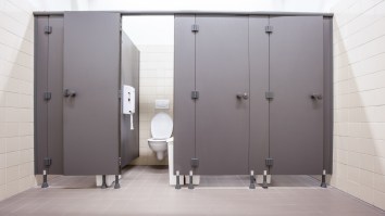 A Chinese Tourist Attraction Added Timers On The Public Toilets And It’s Nothing Short Of Brilliant