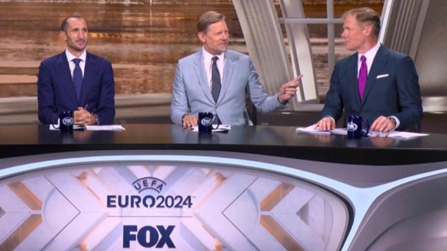 peter schmichel pointing at alexi lalas