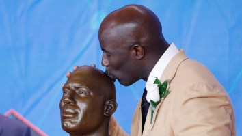 Hall Of Famer Terrell Davis Eviscerates United Airlines After Being Handcuffed, Taken Off Flight