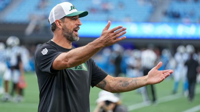 aaron rodgers raising his arms