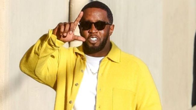 diddy holding up an l