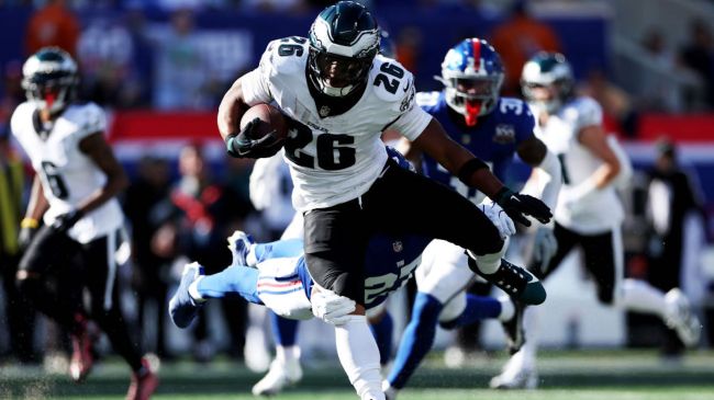 saquon barkley running the ball against the giants