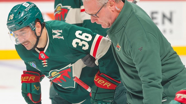 Mats Zuccarello leaves ice after injury
