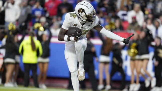 Travis Hunter hits the Heisman pose after scoring a touchdown vs. Kansas.