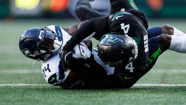 dj reed tackling dk metcalf
