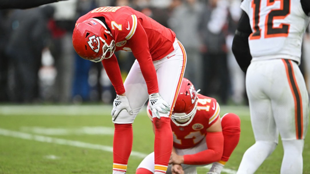Harrison Butker Knee Buckle Form Missed Field Goal