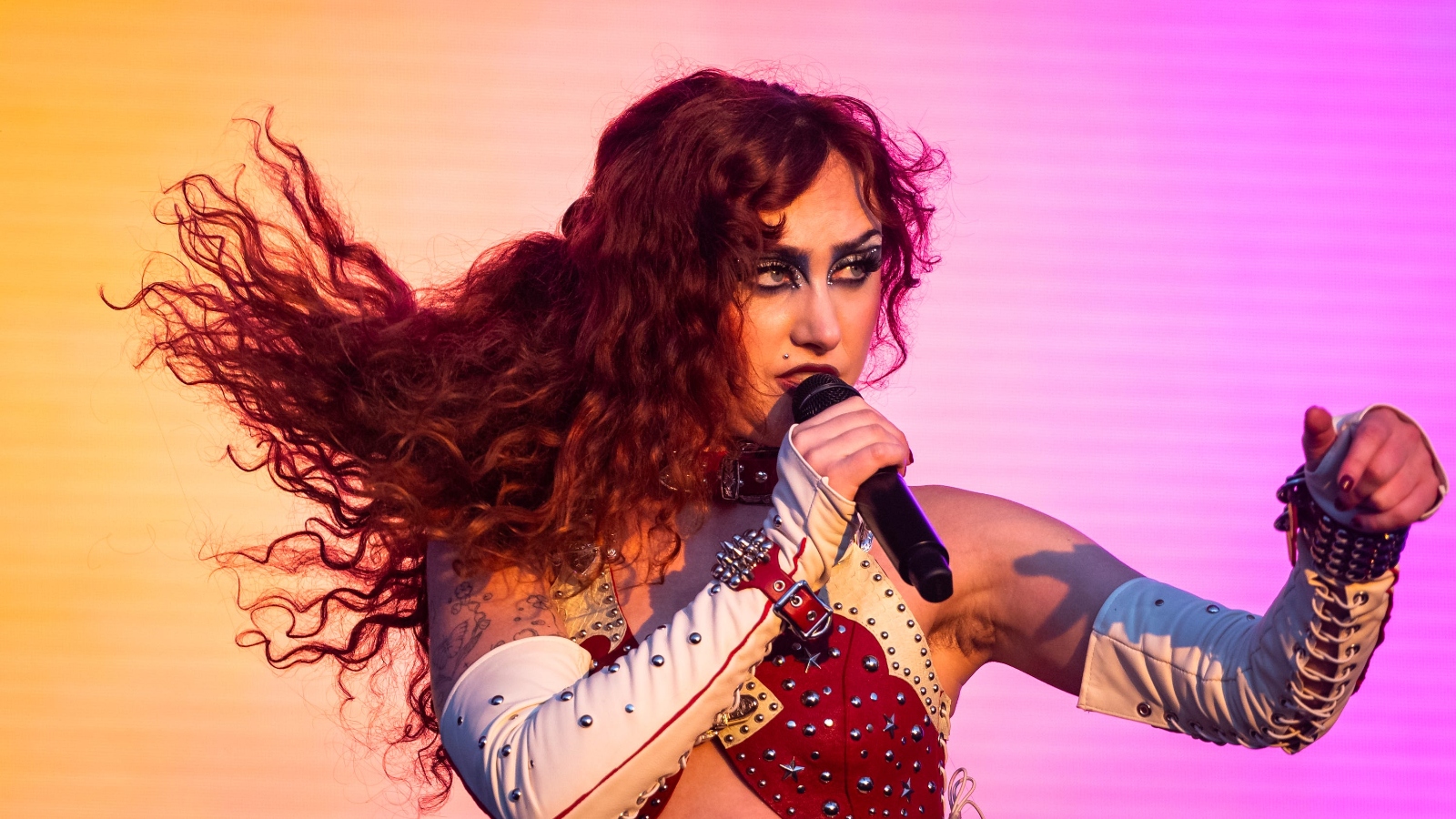 Chappell Roan signing Hot To Go lyrics