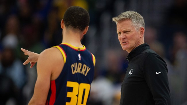 Golden-State-Warriors-head-coach-Steve-Kerr-confers-with-guard-Stephen-Curry
