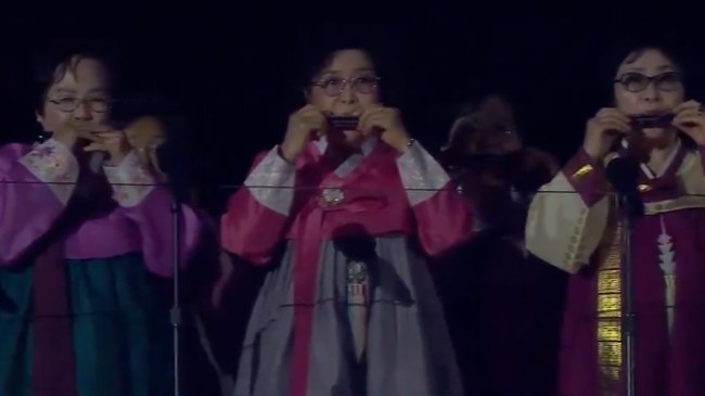 Senior citizens play national anthem on harmonica ahead of NHL playoff game between Kings and Oilers