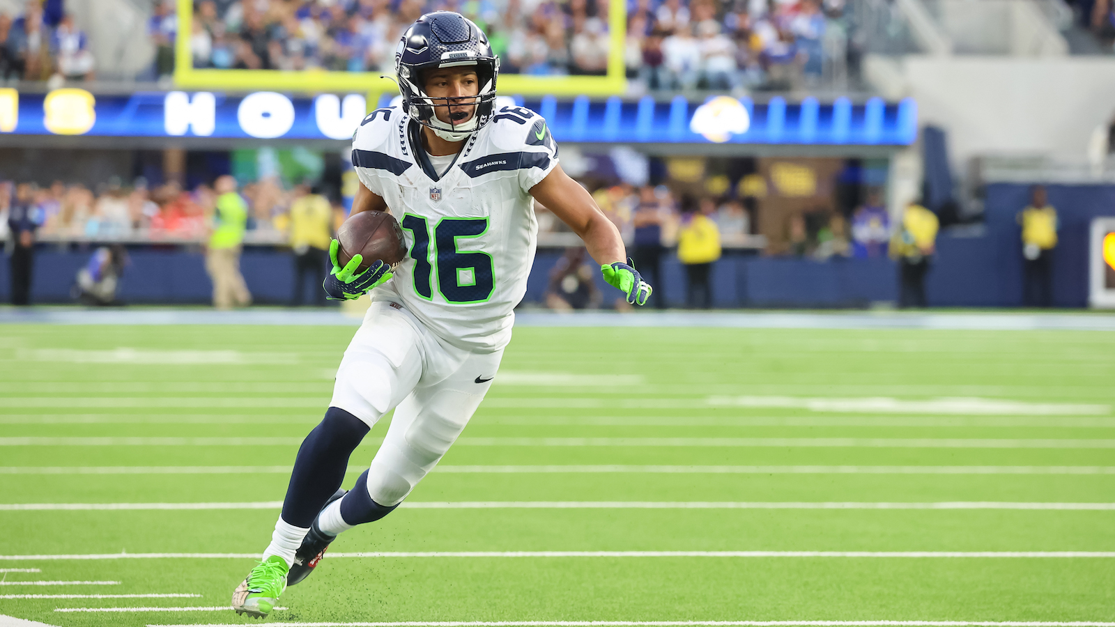 tyler lockett catching a pass