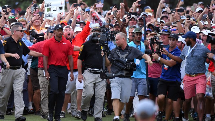 huge crowd forms around Tiger Woods
