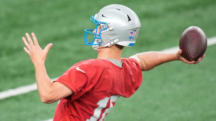 QB Jared Goff passing the ball