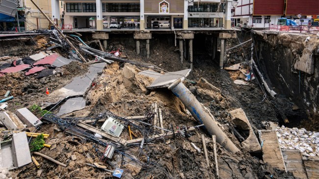 Bangkok-Thailand-road-collapse-sinkhole