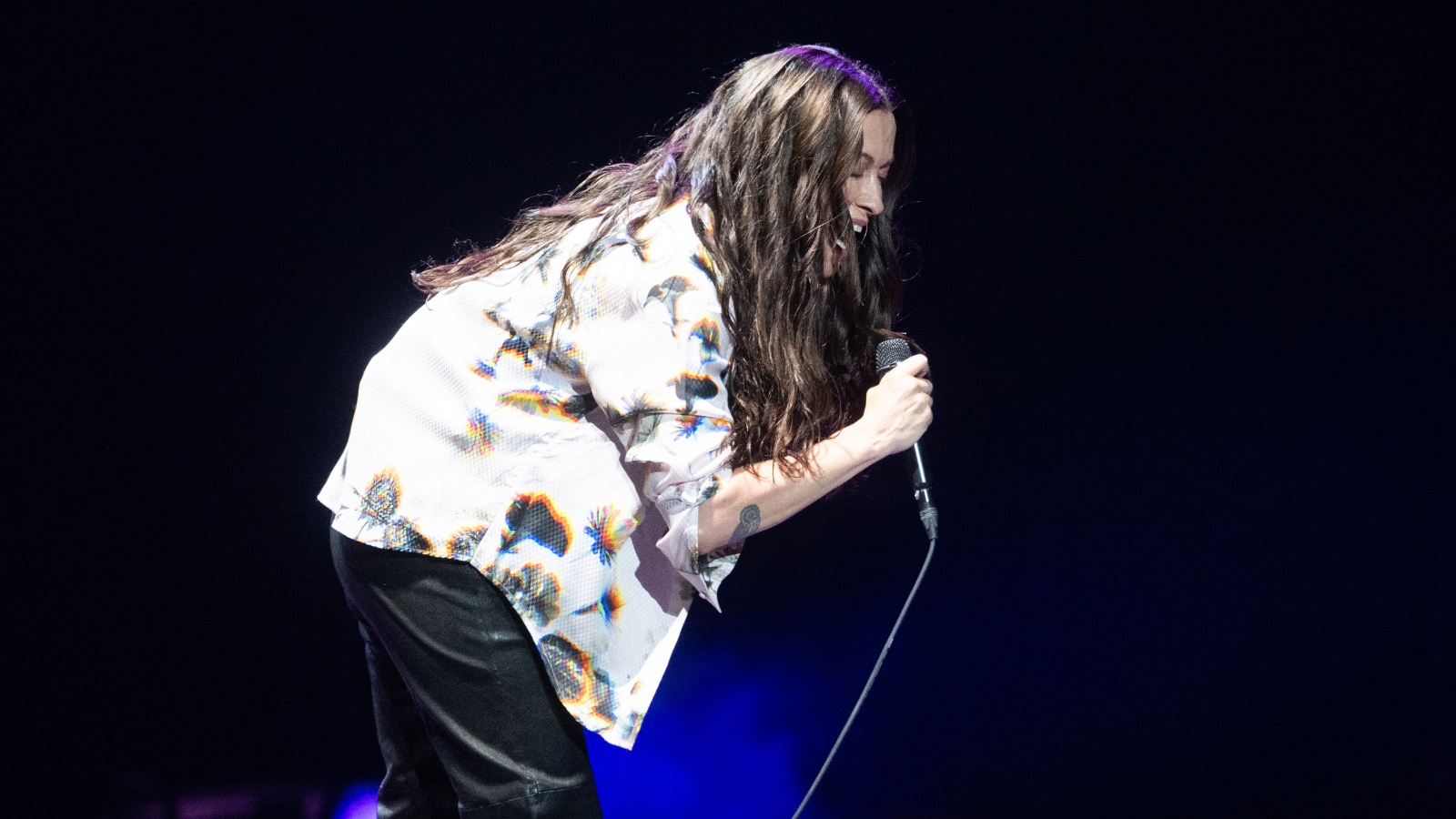 Alanis Morissette singing on stage